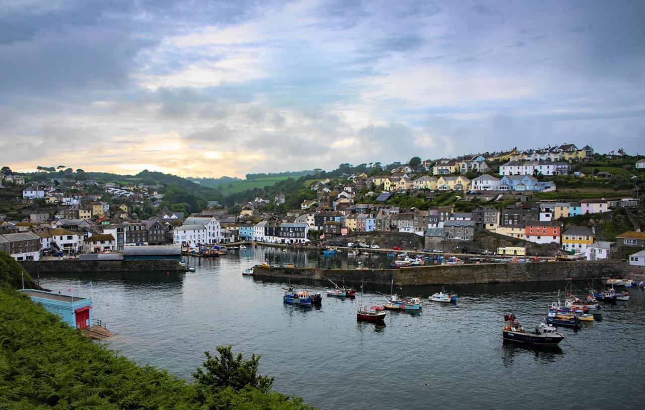 Coastguard Cornwall - Sea & Harbour Views Мевагисси